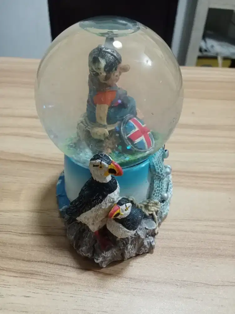 Collectible item :  Souvenir Islandia, Snow Globe, COD Cijantung Dsk