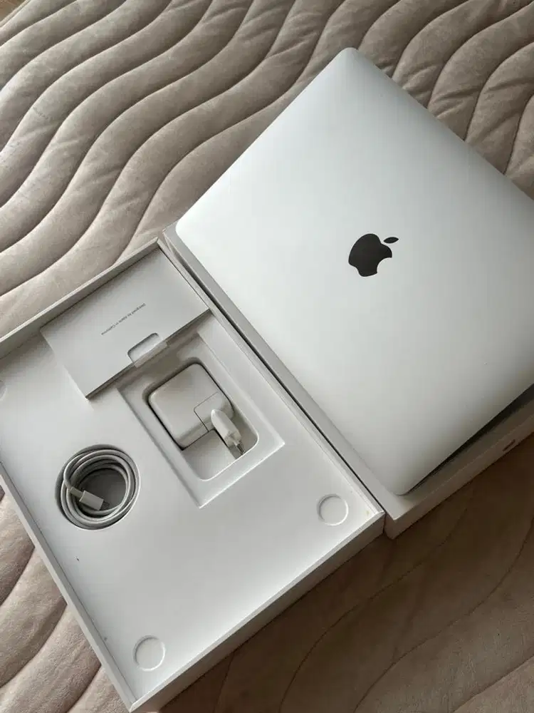 Macbook Air 2020 Ram 8 256 gb Fullset