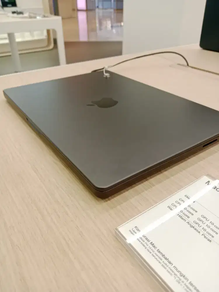 Apple Macbook Pro M5 14 inci