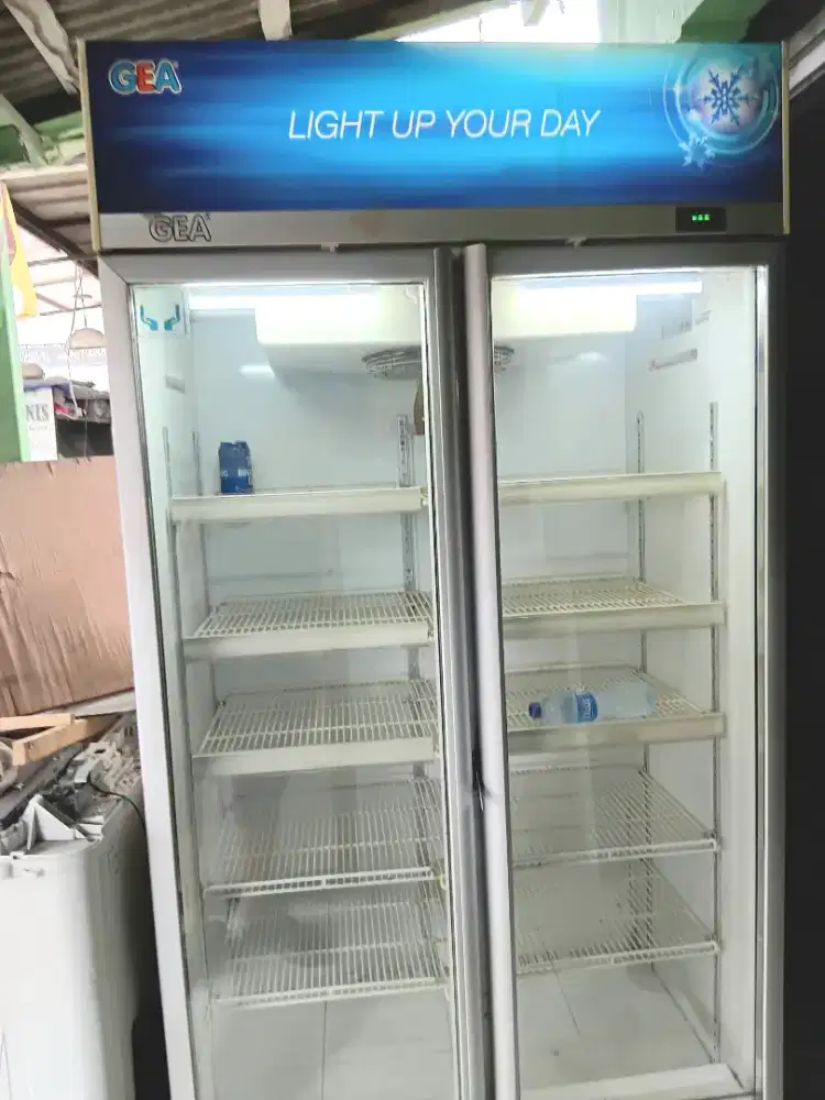 Showcase 2 pintu merk gea