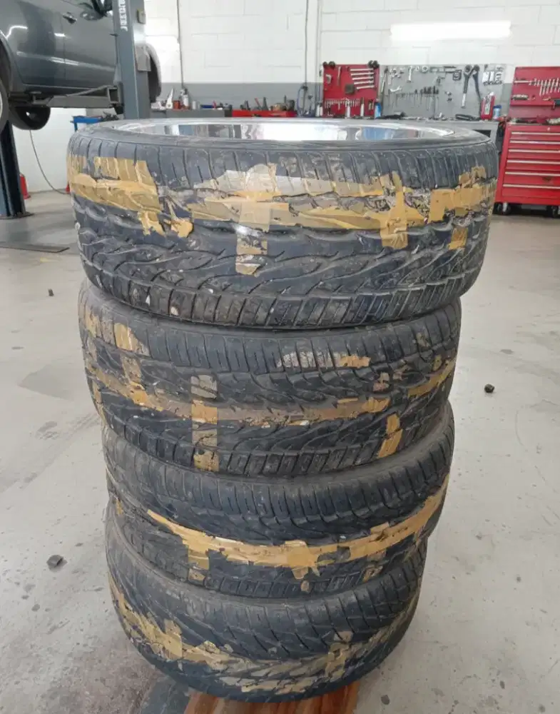 Dijual 4 pcs Ban Velg Mobil Land Cruisher 6 Lubang..