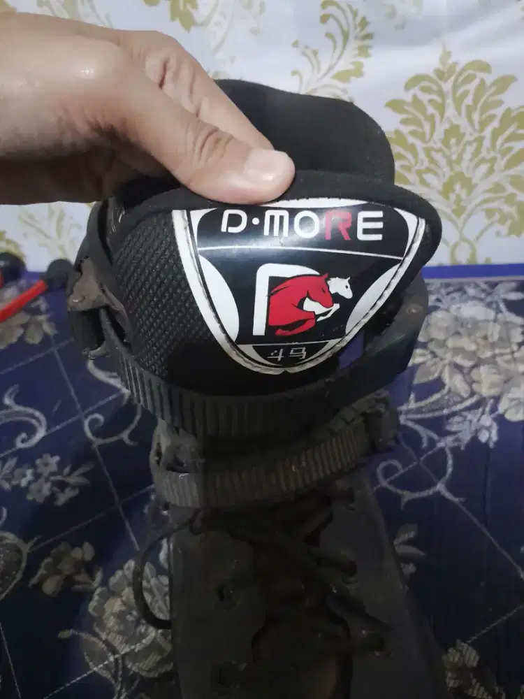Inline skate (sepatu roda cowok)