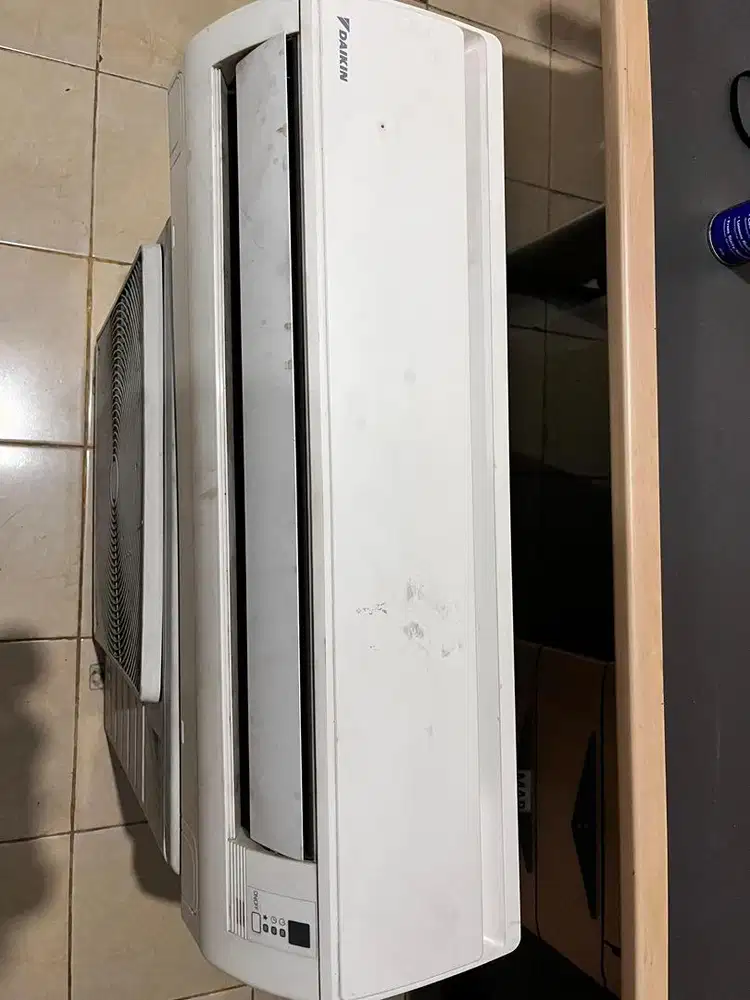 Dijual AC 1 1/2 PK ex pemakaian kantor