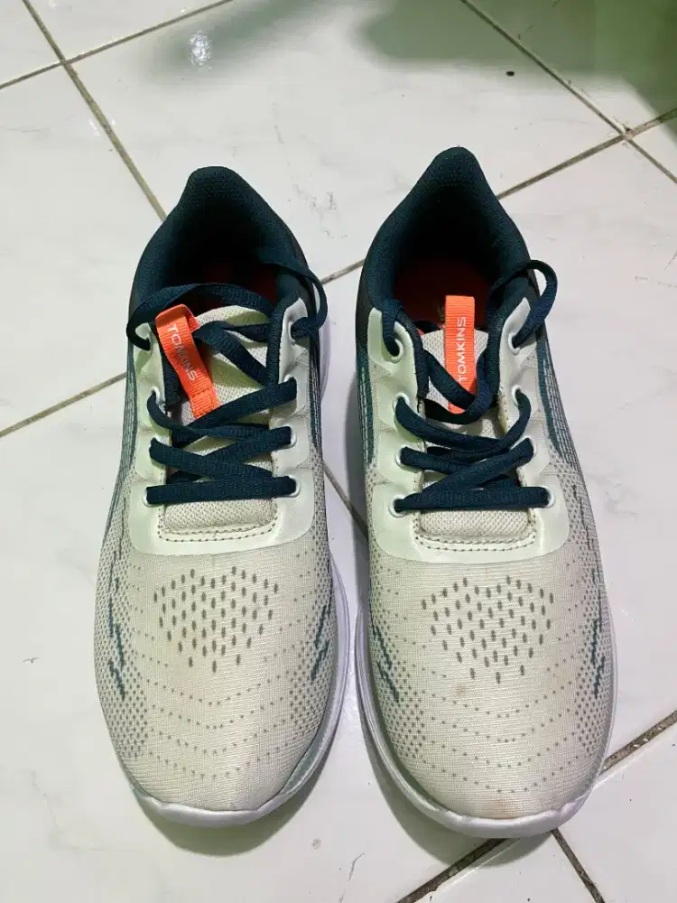 Sepatu TOMKINS buat olahraga