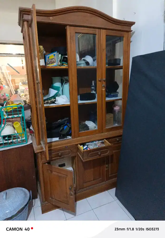 Lemari hias kayu 3 pintu