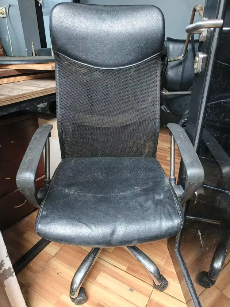 Bangku kursi kantor ada rodanya ya total ada 3 bangku per item 750nego