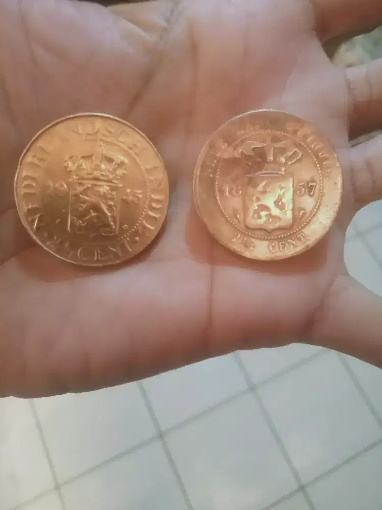 2 buah koin kuno jaman Hindia Belanda tahun 1857 dan tahun 1945