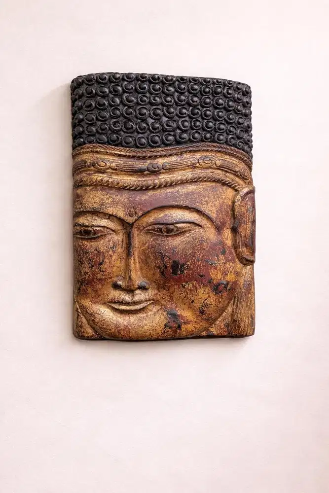 Hiasan Dinding Kepala Buddha Kayu – Finishing Antik Emas Klasik
