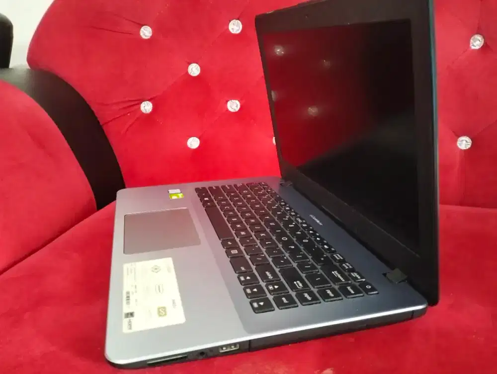 Asus Vivobook a442u core i7 -7500/RAM 8 SSD 256/VGA Nvidia 930mx