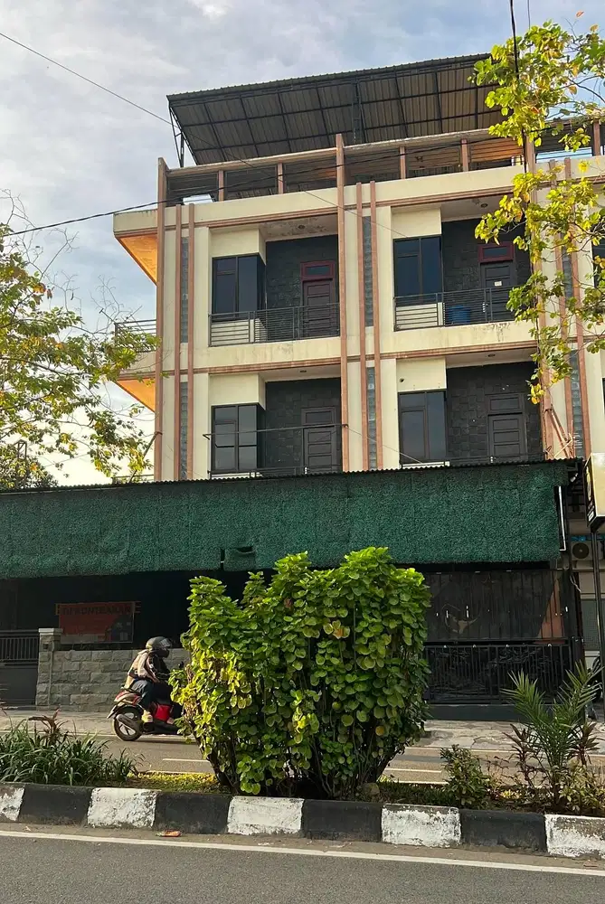 DISEWAKAN RUKO 2 PINTU 3 LANTAI + ROOFTOP LETAK TENGAH KOTA SAMARINDA