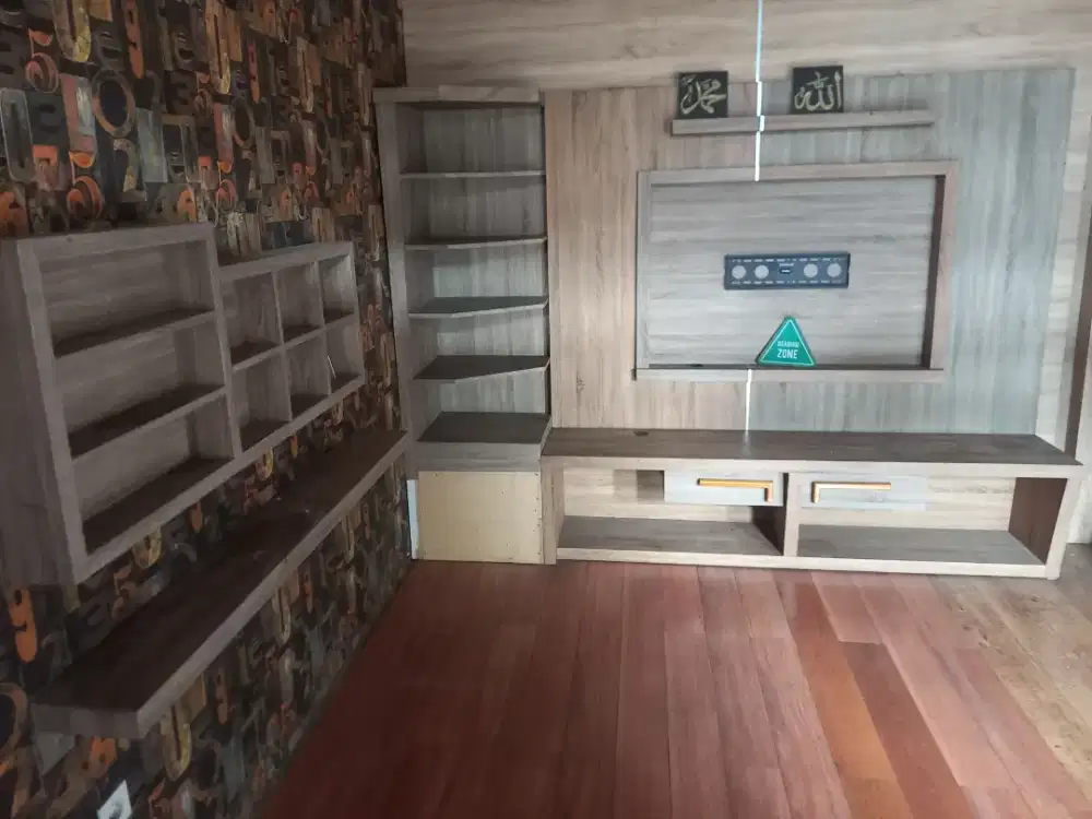 Lemari TV 1 set ya dan lwmari pajangan