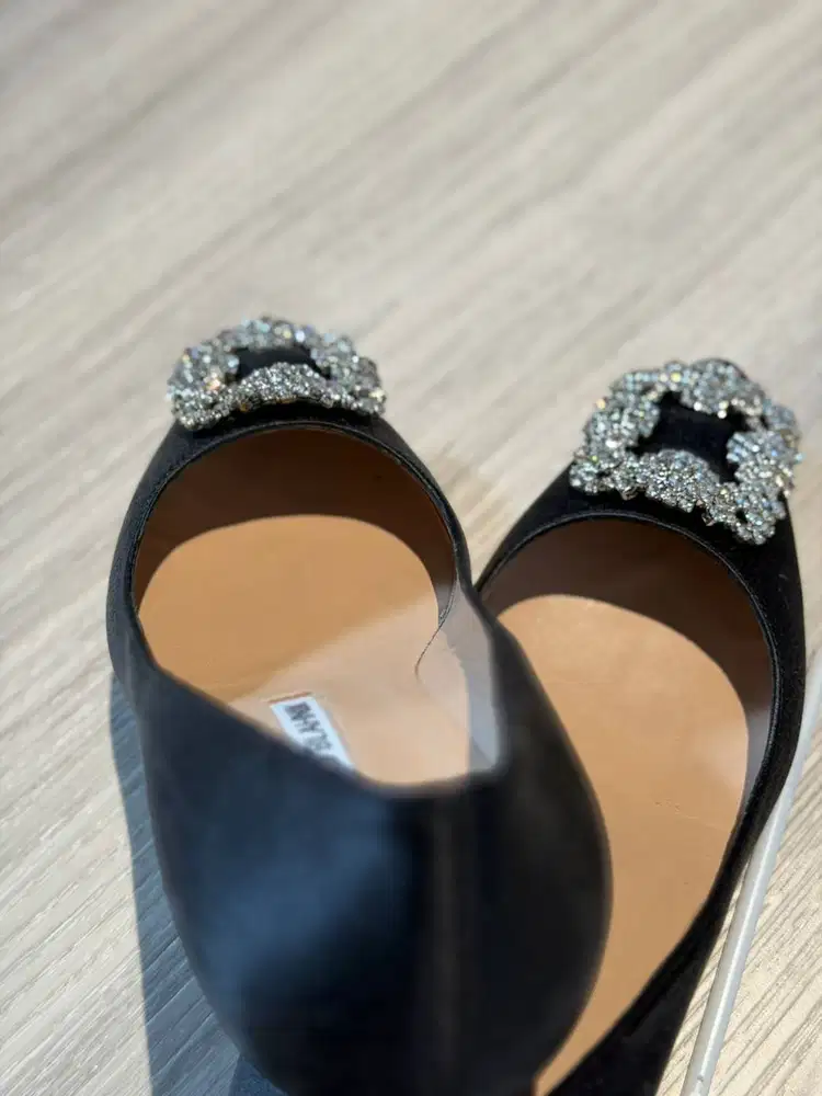 DIJUAL PRELOVED HEELS MANOLO BLAHNIK SATIN HITAM