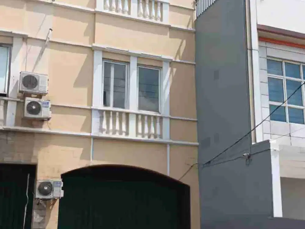 Di sewakan Ruko  3 lantai,   sangat  strategis  di Pekayon,  Bekasi.