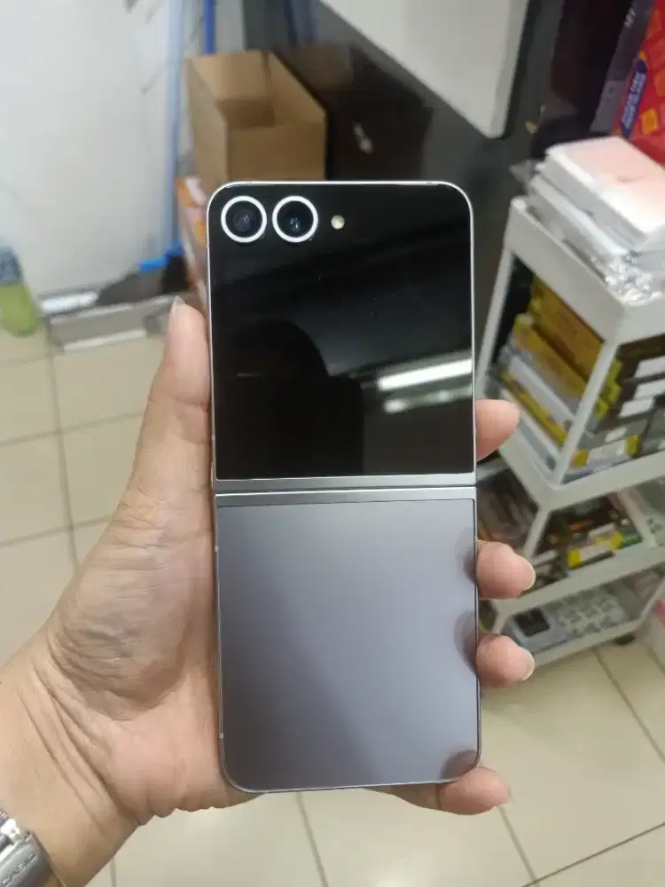 Samsung Galaxy Z Flip 6 12/512GB Silver Shadow Ex Garansi Resmi Muluss