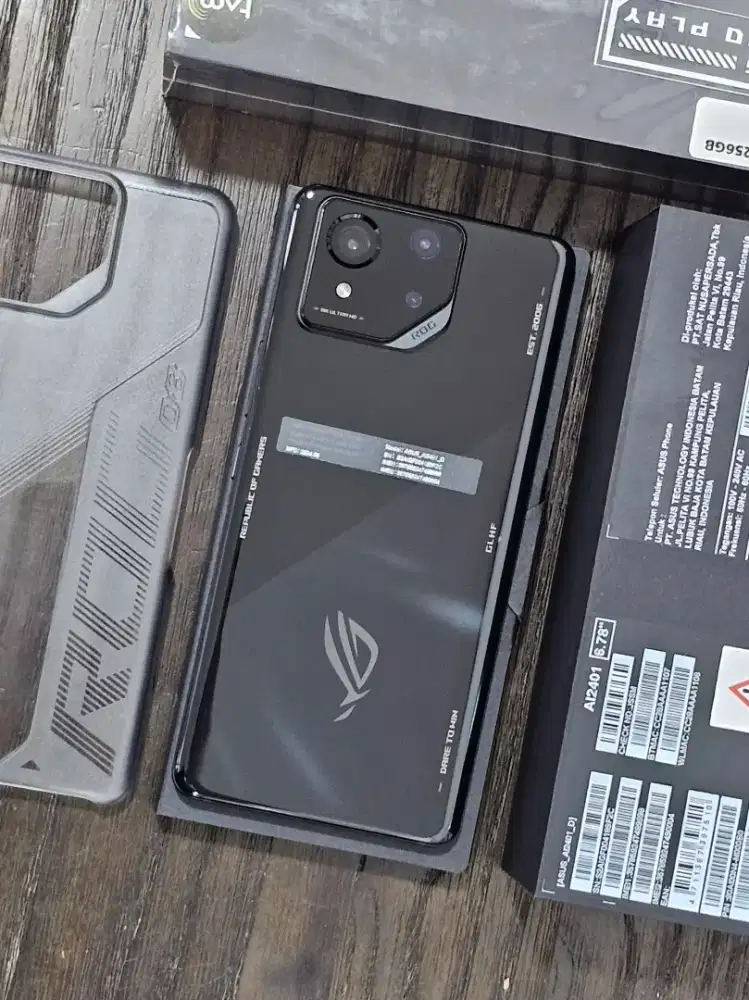 ASUS ROG Phone 8 –12/256GB
Garansi Resmi IndonesiaPemakaian ±1 Minggu