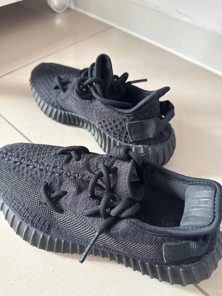 yeezy black Saiz 36 setengah