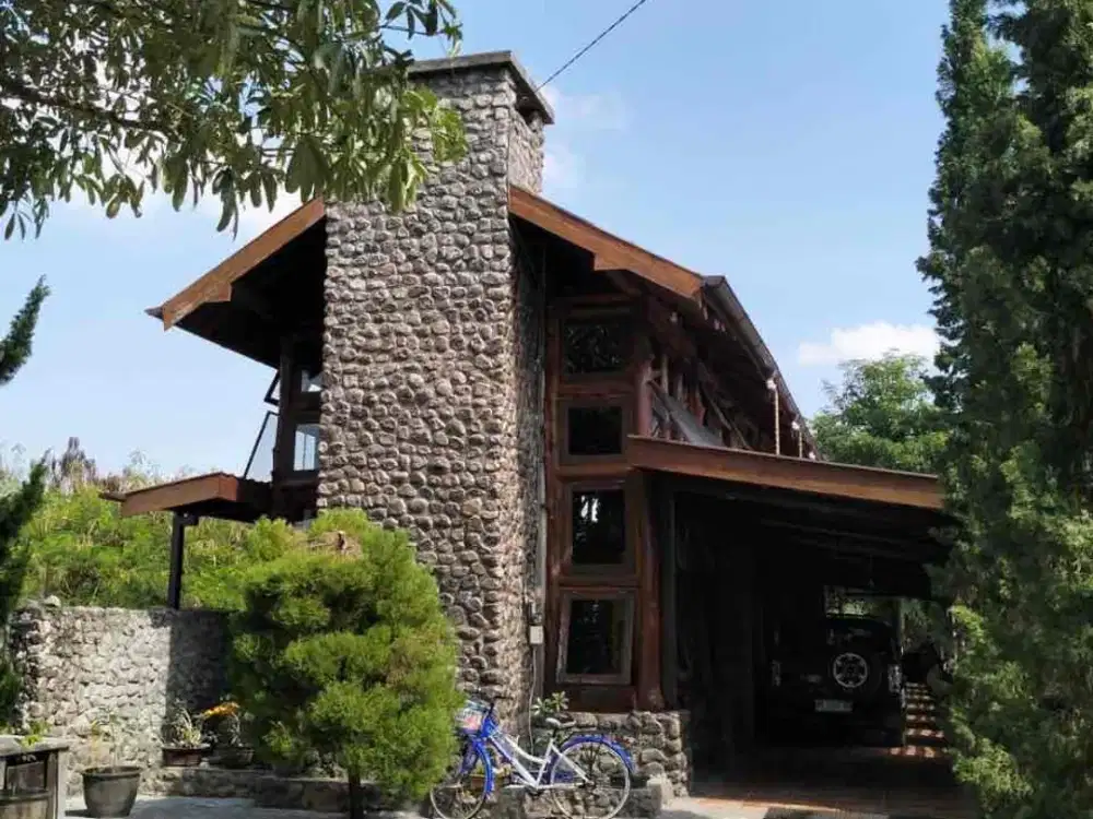 Dijual Tempat Usaha Jogja Rumah Log Kayu Unik Luas di Sidomoyo Godean Sleman Yogyakarta