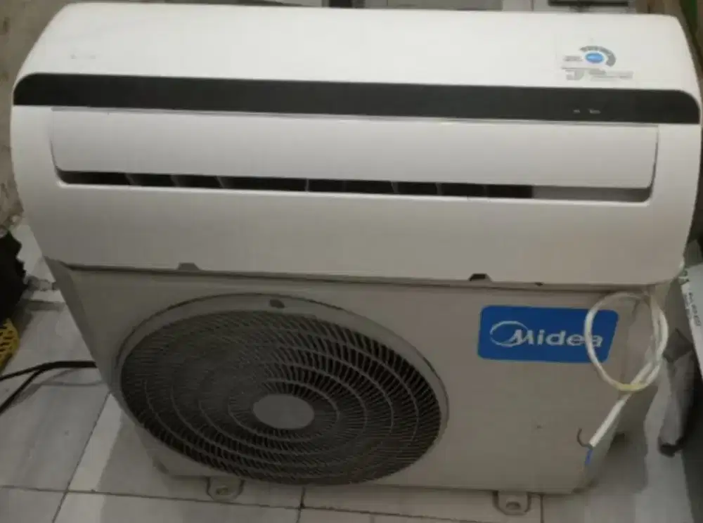 Jual ac midea1/2 pk R 410 lowat 360 wat kondisi 95% ori semua