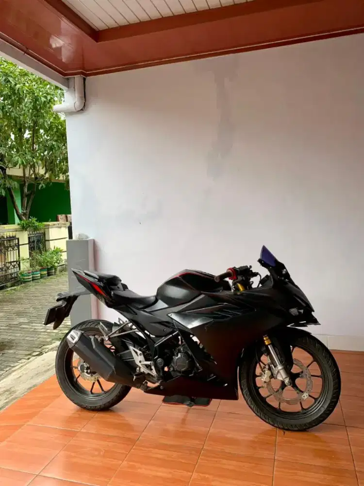 Honda CBR150R HITAM