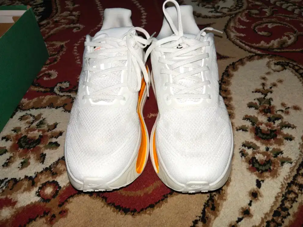 NIKE VOMERO PREMIUM SIZE 44 INS 28