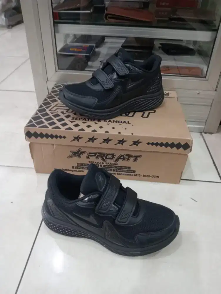 Sepatu sekolah anak kretekan.