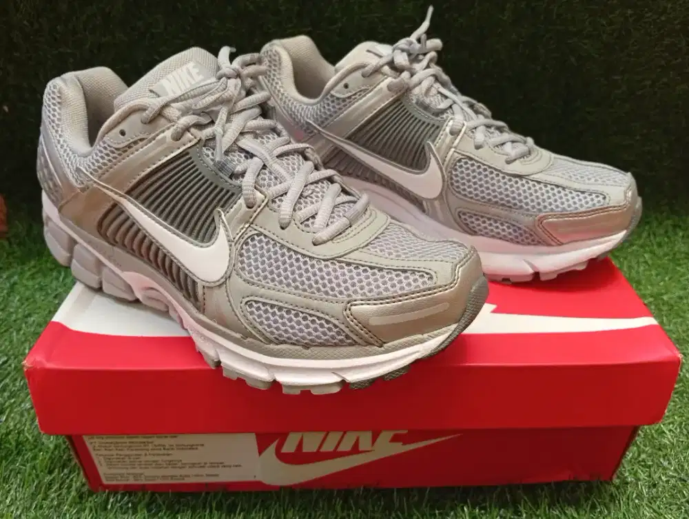 Sepatu Nike Zoom Vomero 5