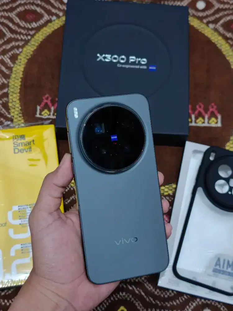 VIVO X300 PRO 16GB / 512GB Fullset 

Like new