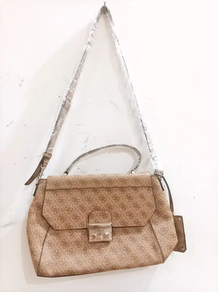 Tas Guess selempang
