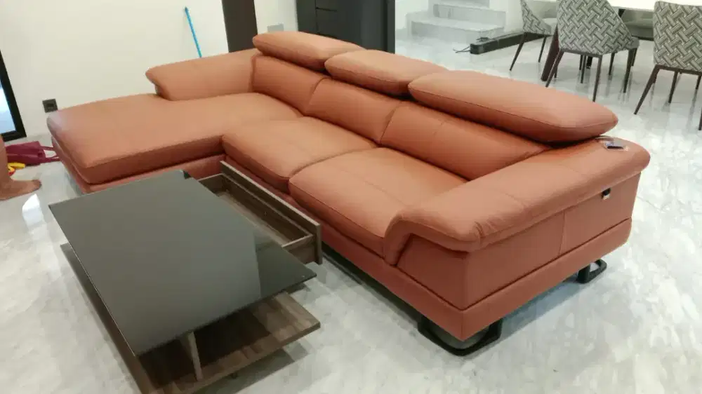 Sofa L satu set dan meja bulat kaca