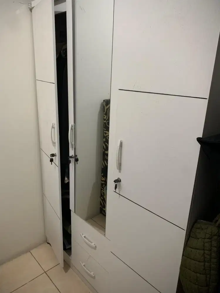 Lemari 3 pintu dan meja rias