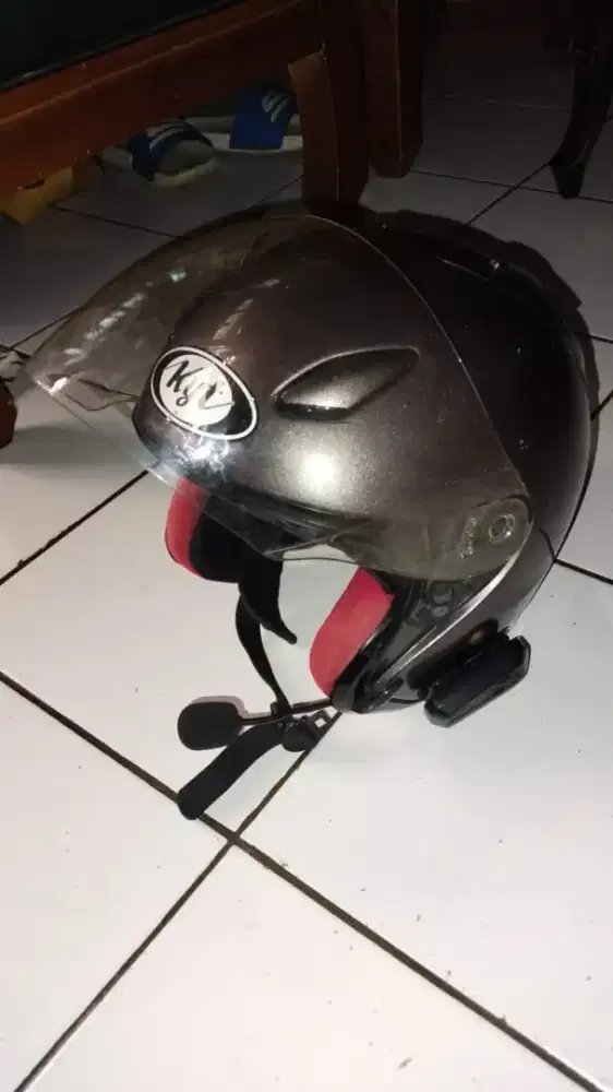 Di jual helm KYT warna abu  ukuran kepala: L + sepaket intercome