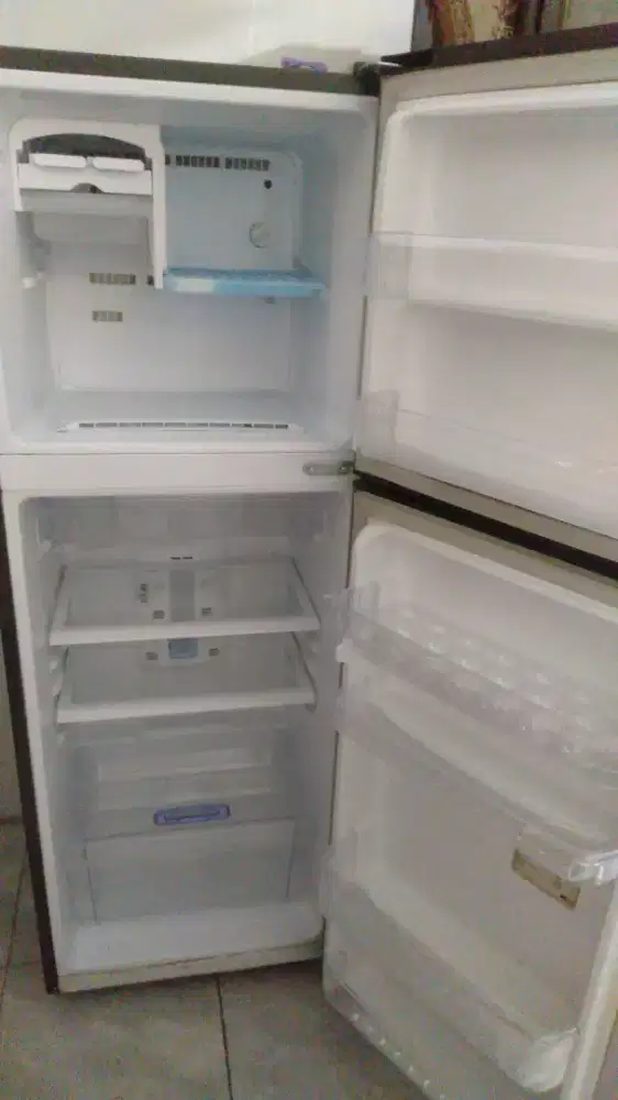 Kulkas merek Samsung 2 pintu kondisi bagus mesin ori blm pernah servis