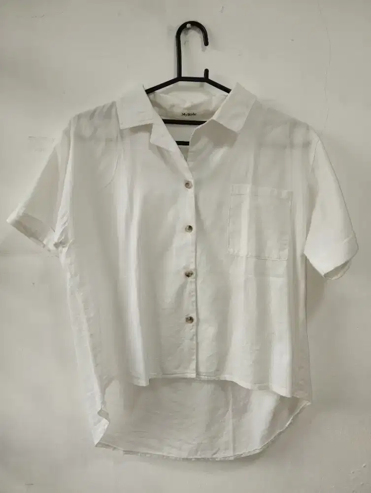 Kemeja Putih Wanita