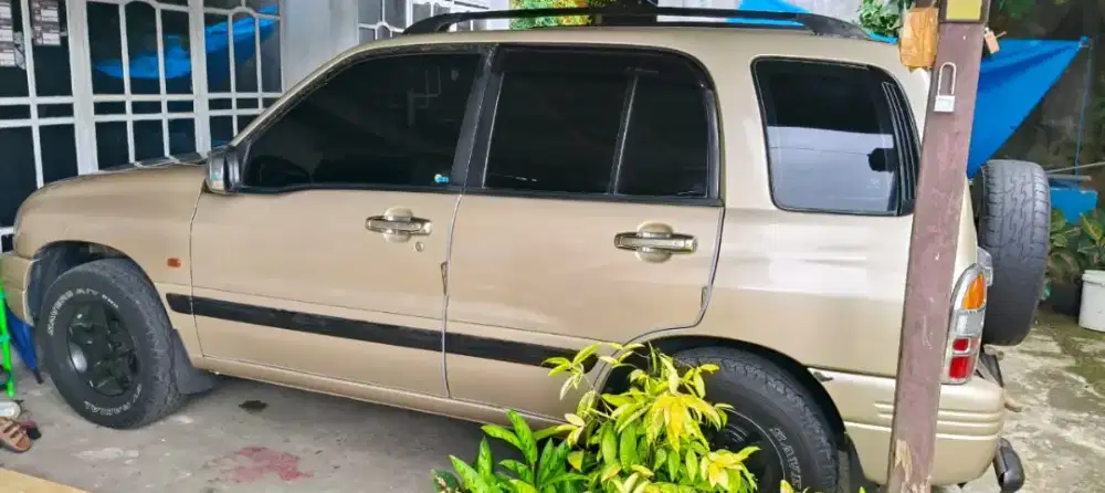 Dijual cepat Mobil Suzuki Escudo 1.6 Kapsul Tahun 2005