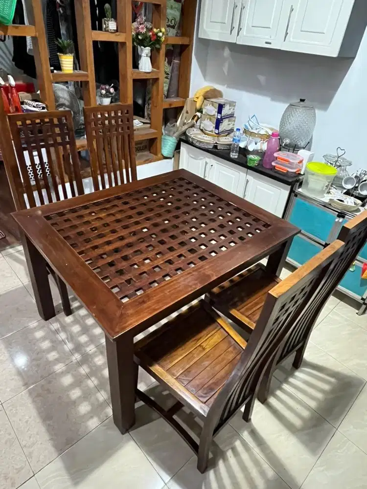 Satu set meja makan kayu jati