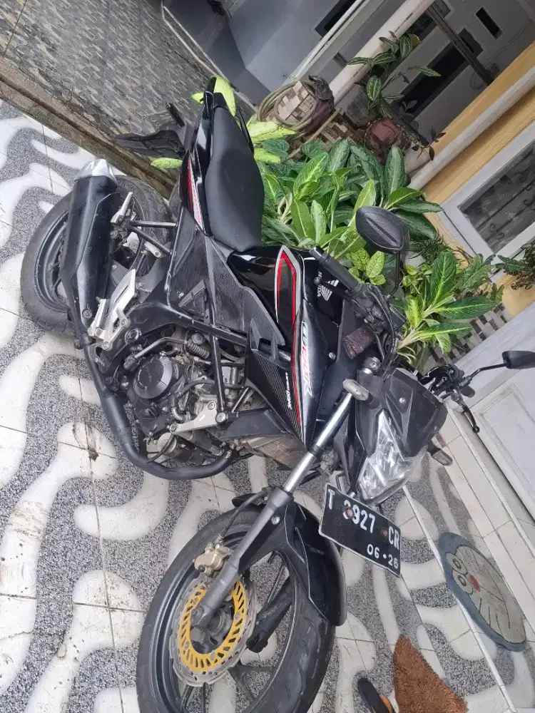 Honda CB 150 R black