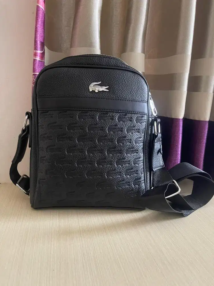 Tas pria hitam lacos