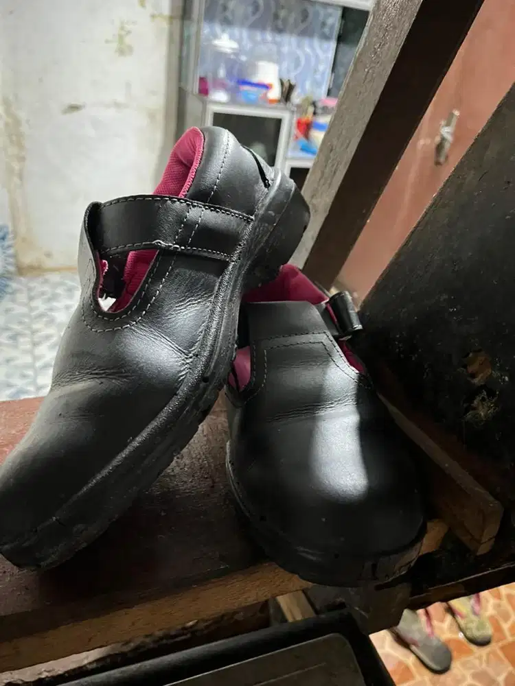 Jual butuh sepatu safety