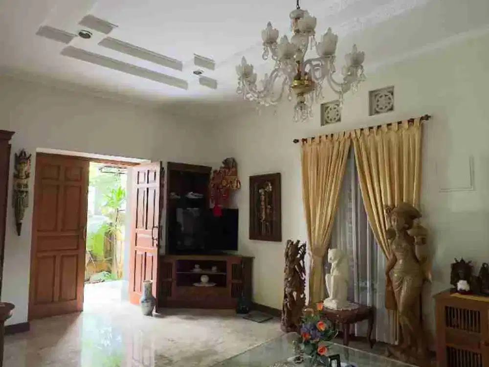 Dijual  Cepat Rumah Villa 2 Lantai beserta furnish di kerobokan, badung, bali