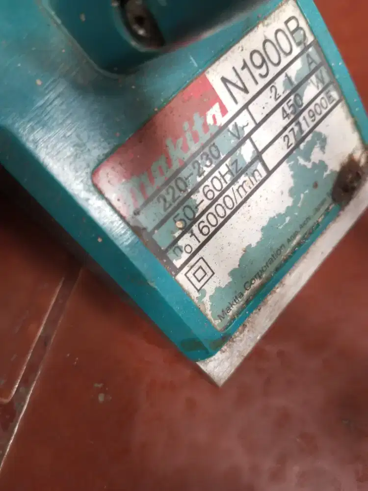 Mesin serut kayu makita N1900B