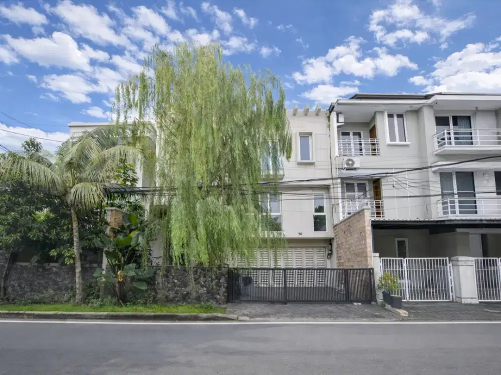 Exclusive Luxury House Gandaria | SHM | Garasi & Carport 4 Mobil