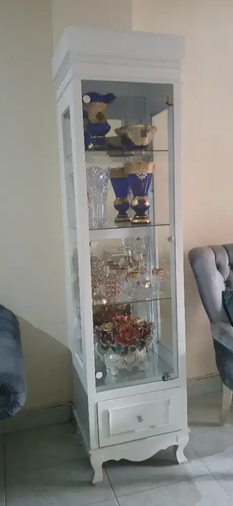 Lemari pajangan minimalis