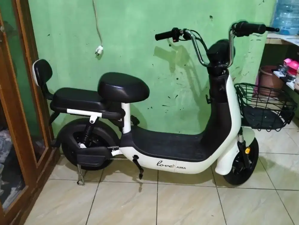 Pakean sendiri jual aja speda listrik merek AIMA