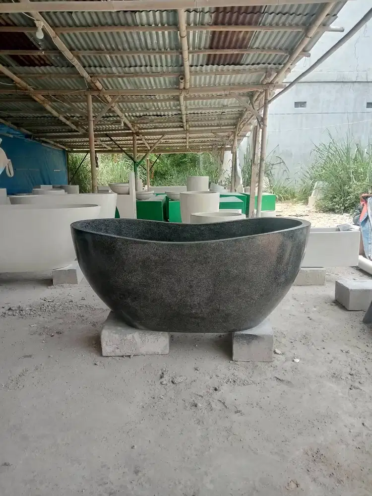 Bathtub teraso lengkung hitam natural terrazzo