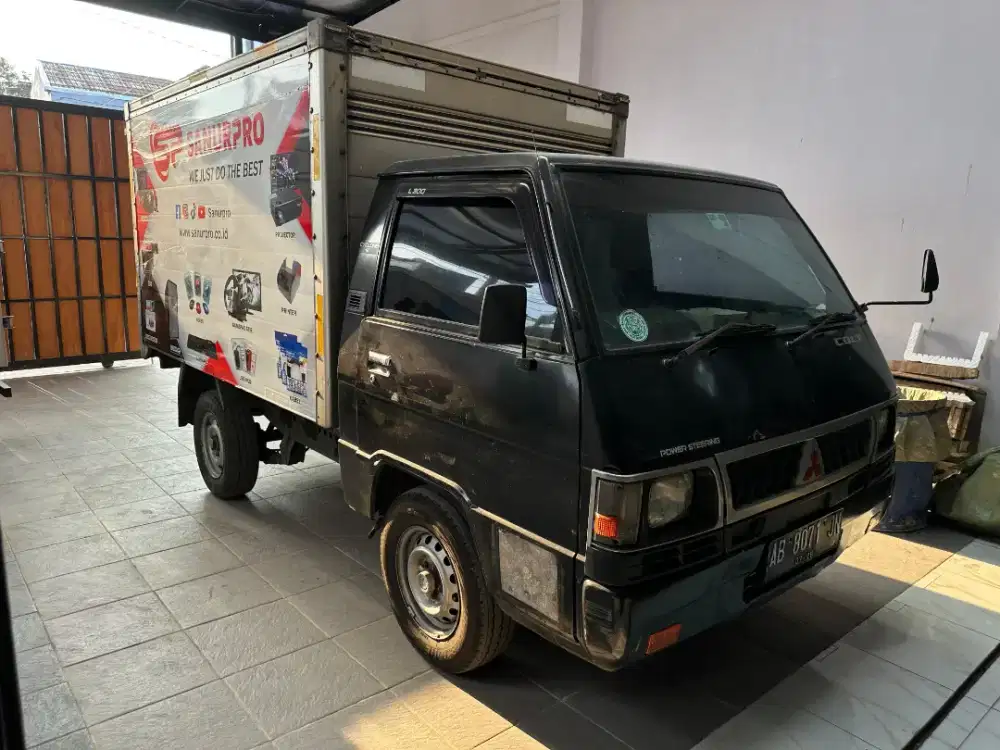 Di jual mobil box Mitsubishi L300