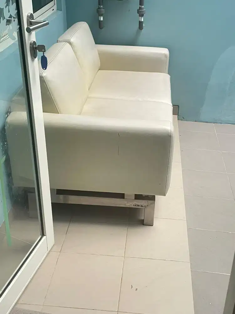 Sofa bahan kulit sintetis