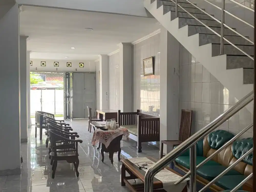 Dijual rumah dan ruko 2 lantai lokasi strategis di tengah kota Yogyakarta ( Pas Perempatan Jl. Babaran dan Jl. Glagahsari)