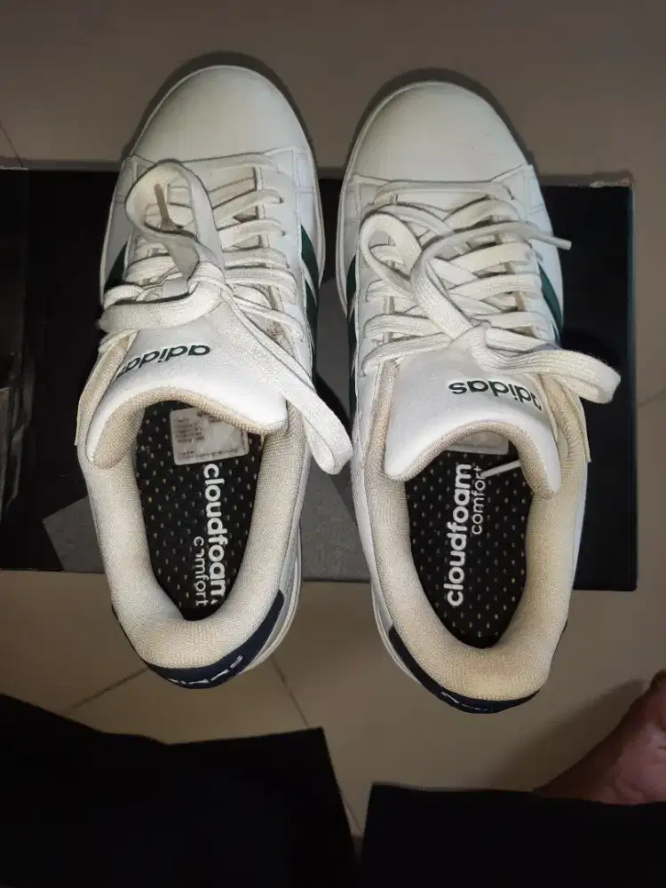 Dijual sepatu adidas comfort ukuran 40 putih kombinasi hijau