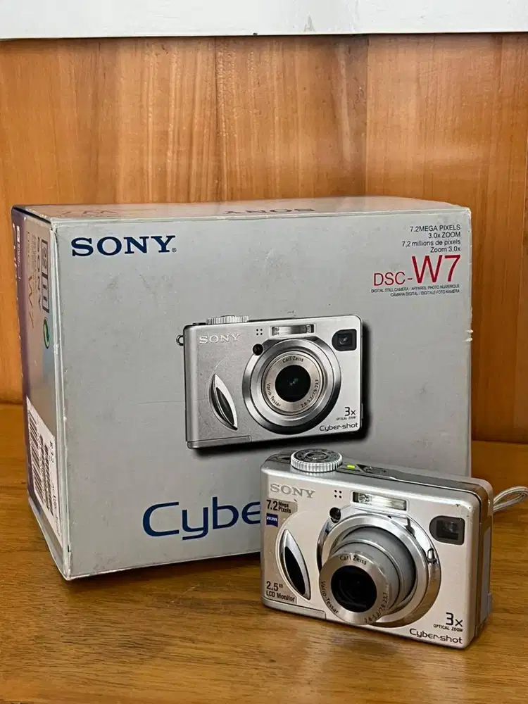 Sony DSC-W7 CyberShot Digital Camera