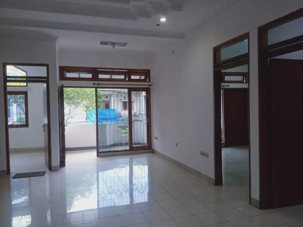 Disewa Rumah 3 Lantai Semi Furnished Siap Huni Lokasi di Batununggal Bandung